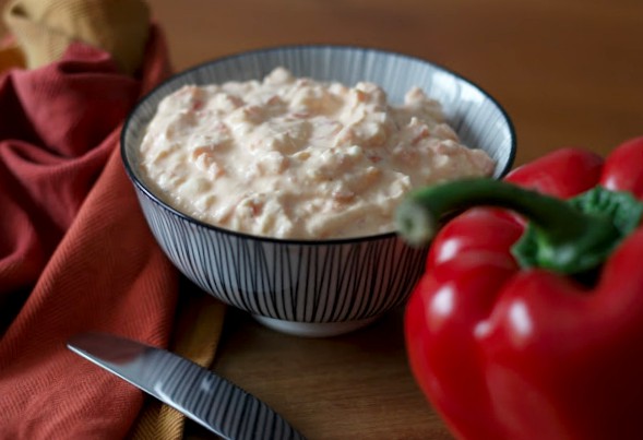 Baguette und Brotaufstrich selber machen - Paprika-Feta-Aufstrich