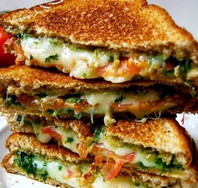 Sandwich cald cu mozzarella si busuioc