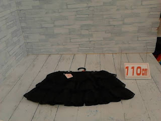 中古品　子供服　１１０ｃｍ　ブラック　３段フリルスカート　２２０円