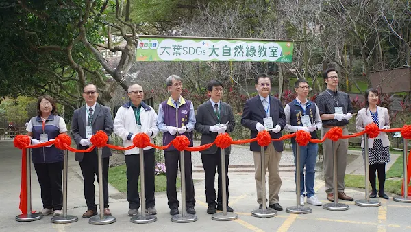 ▲彰化縣政府參議馬英傑(左四)、大葉大學校長方文昌(中)、大村鄉公所社政課課長賴弘祥(右三)等人共同剪綵。（記者林明佑翻攝）