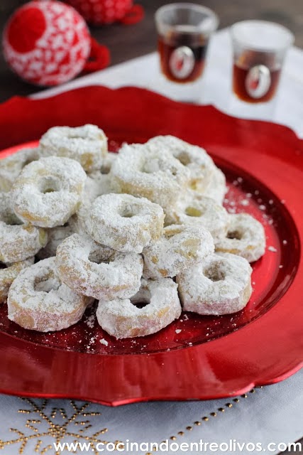 http://cocinandoentreolivos.blogspot.com.es/2013/12/rosquillos-de-vino-receta-paso-paso_6.html