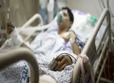 رجل مريض ملقى فوق فراش المرض على سرير بغرفة العناية المركزة بالمستشفى