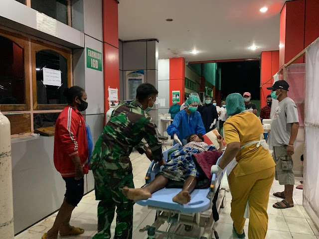 Satgas Perbatasan di Mosso dan Bea Cukai Jayapura Evakuasi Wanita Alami Pendarahan Akibat Hamil.lelemuku.com.jpg
