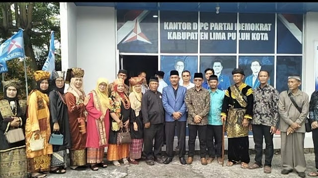 Dua Bakal Calon Bupati Limapuluh Kota Sabudi Menyatu di Sajadah.