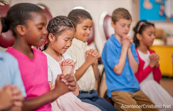 Niños orando antes de iniciar estudios bíblicos