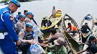 Karo Provoost Div Propam Polri Susuri Sungai Musi dan Bagikan Sembako kepada Nelayan dan Warga Pesisir