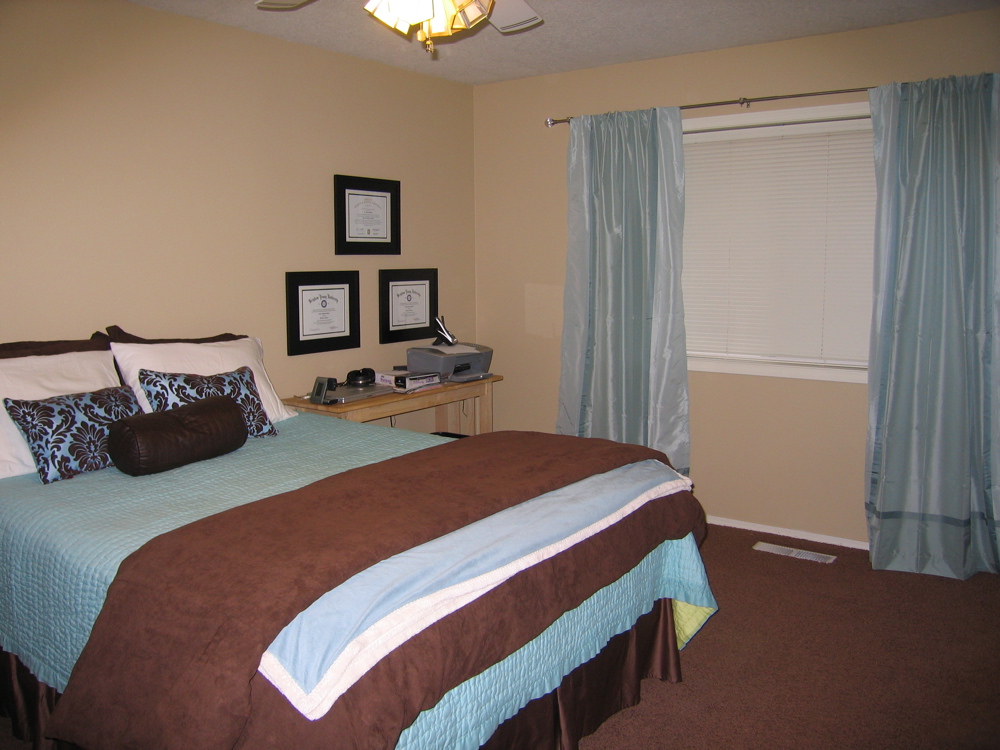 Handy Honey: Master Bedroom Wainscoting