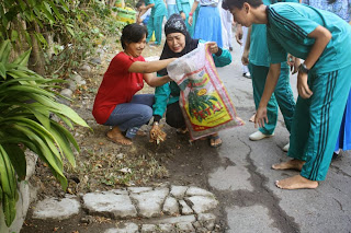 ngebor biopori bareng warga sekitar SMAN 11 Surabaya