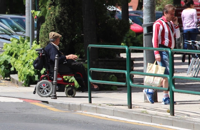 Una persona en silla de ruedas circula por Barakaldo