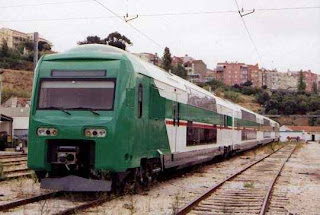 Um comboio da zona urbana de Lisboa