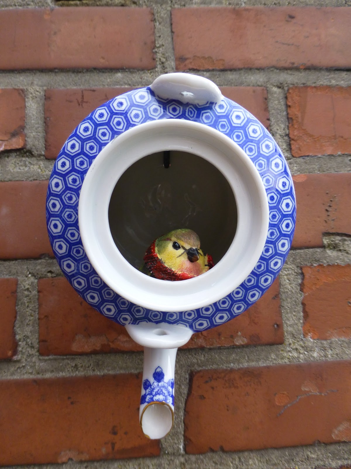 Champs des Alouettes: DIY Teapot Birdhouse