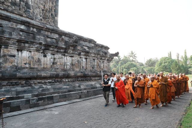 04062023- BANUATODAY.COM - Para biksu membawa api dan air suci untuk disemayamkan di Candi Mendut sebelum dibawa ke Candi Borobudur. Dok Kemenag RI.jpg