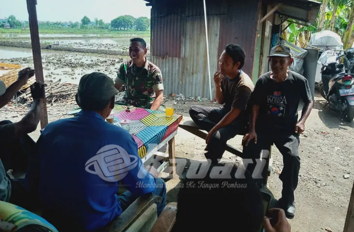 Datang ke Lahan Pertanian Warga, Babinsa Kenjeran Disambut Petani