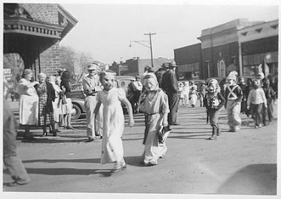 Kostum Hallowen dari Waktu ke Waktu (1800-1958)