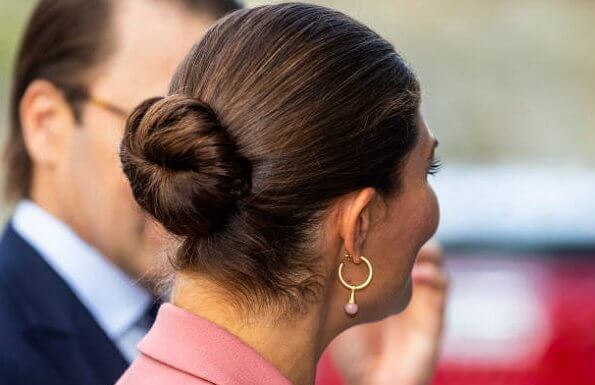 Princess Victoria wore Rodebjer pink suit, blazer and trousers. Rodebjer Xilla silk blouse. Dulong, Kreuger Jewellery pink earrings