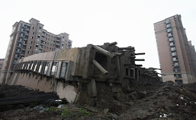 el edificio se derrumbó porque la tierra excavada bajo su estructura para construir unos aparcamientos fue colocada junto al río