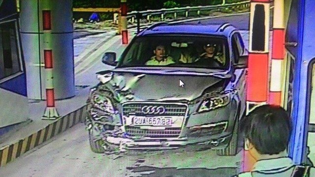 Hình ảnh chiếc Audi Q7 bị hư hỏng đầu xe được camera trạm thu phí ghi lại.