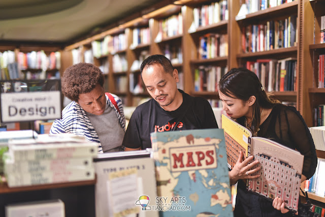 Reading book in Kyobo Book Store Gwanghwamun 교보문고 광화문점 in Seoul 