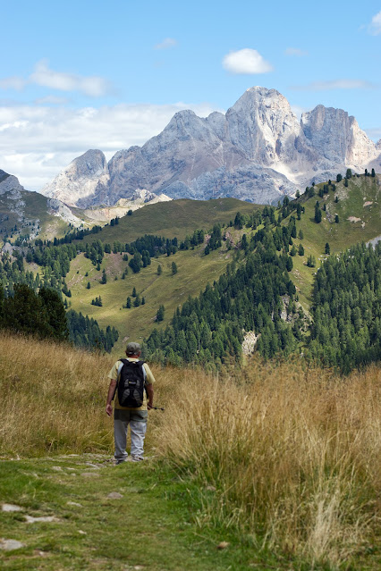 Scendendo dal Sas da le Undesc (Cima Undici) con i Vernel sullo sfondo