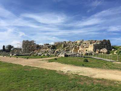 Ġgantija Temples. The complex from the outside.