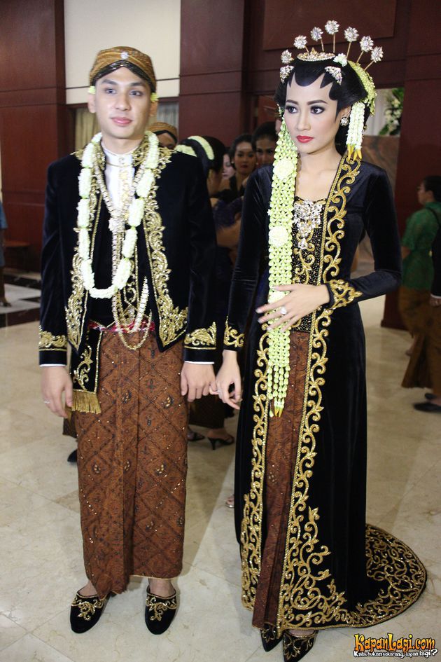 Astrid Putrinda Kebaya Pengantin Beludru Adat  Jawa