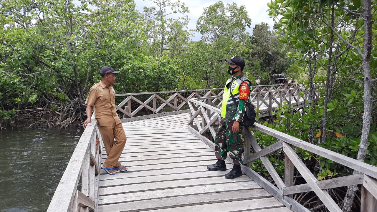 Sukseskan Program TMMD Kodim 0318/Natuna, Babinsa Desa Cemaga Selatan Lakukan Komsos Bersama Kadus II