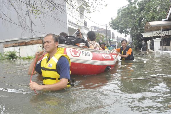 PMI Mengevakuasi korban banjir di Jakarta barat