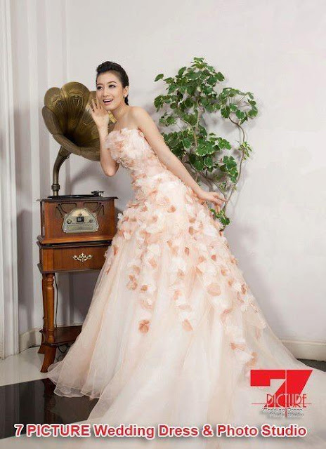 yu thandar tin with wedding dress