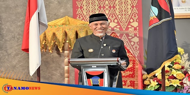 Gubernur Mahyeldi Terima Penghargaan dan Pin Emas Tokoh Masyarakat dalam Peringatan HJK Padang ke-355