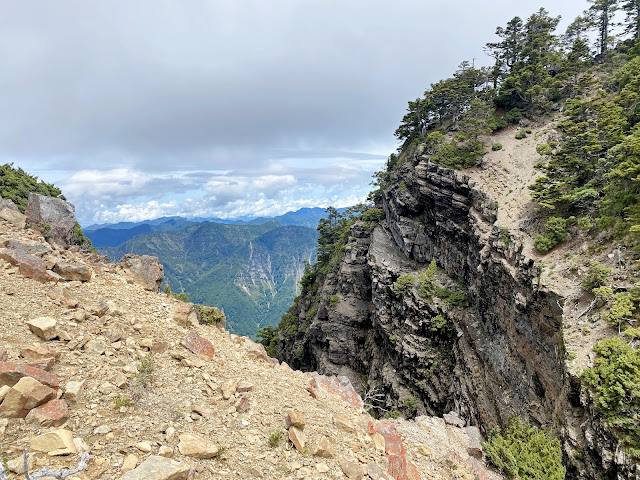 坳口處可見玉山前峰