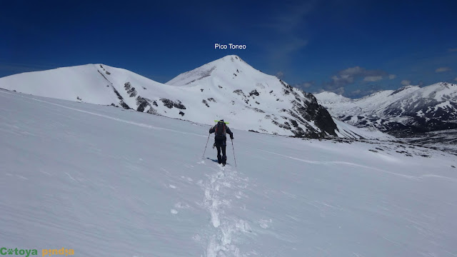 Ascensión Invernal al Pico Agujas por el embudo o corredor izquierdo en San Isidro