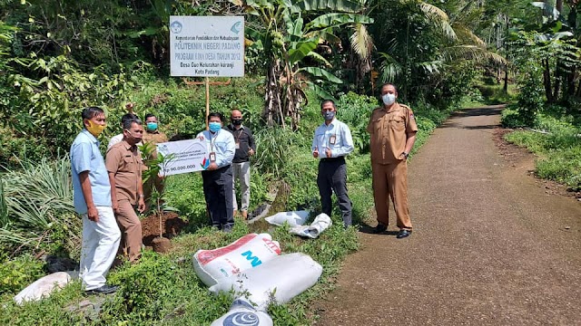 PLN Sumbar Salurkan Bantuan Bibit Tanaman Produktif dan Pupuk untuk Pelestarian Lingkungan