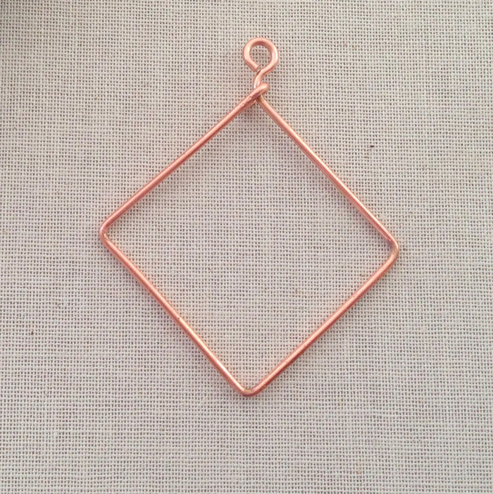 Free tutorial to make a square or diamond shaped wire frame to attach beads