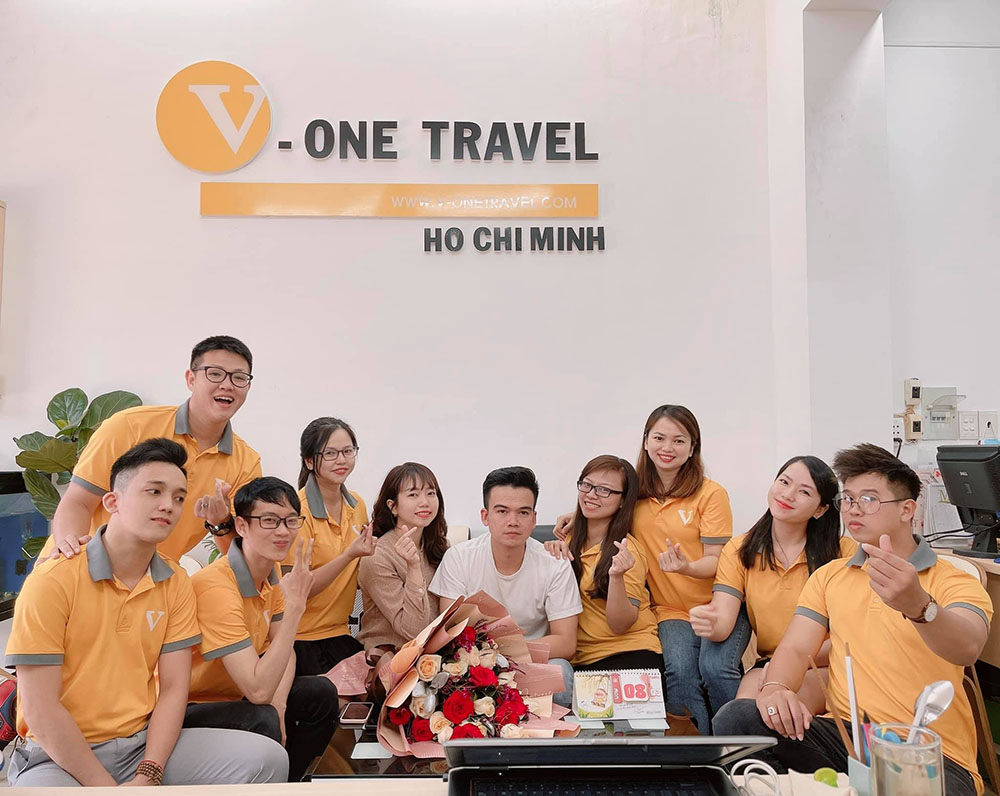 Nhân viên công ty du lịch V-One Travel