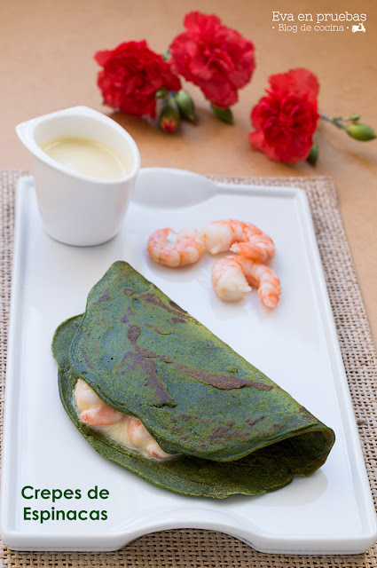 Deliciosos crepes de color verde hechos con espinacas y gambas.