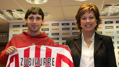 Iban Zubiaurreposa con la camiseta del Athletic de Bilbao junto a la presidenta de la entidad