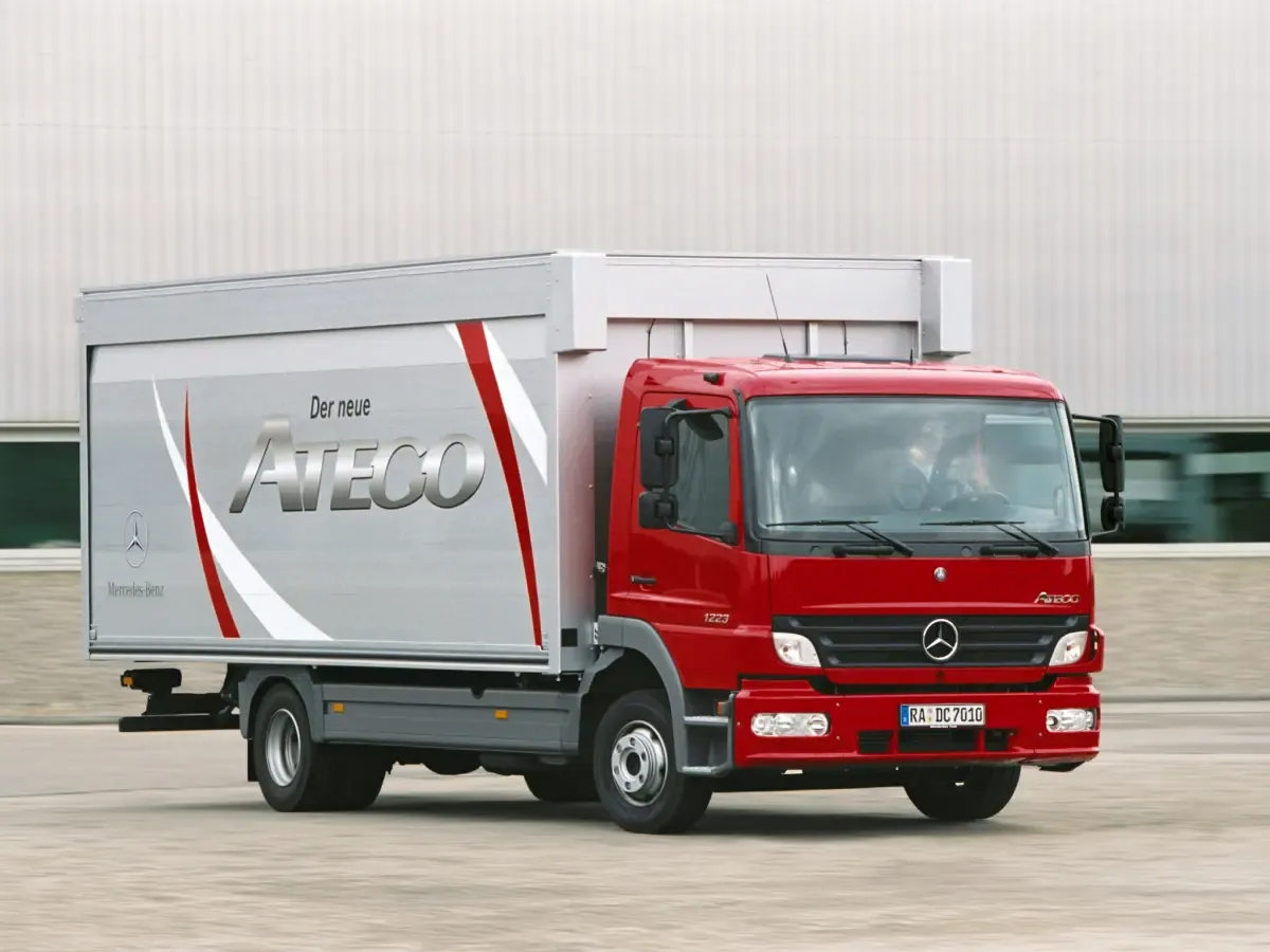 Mercedes-Benz Atego vermelho vista lateral