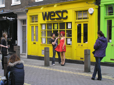 London city walks: Covent Garden and Neal's Yard  by E.V.Pita http://nowlondonnews.blogspot.com/2012/05/london-city-walks-covent-garden-and.html   Paseo en Londres por mercado de Covent   por E.V.Pita