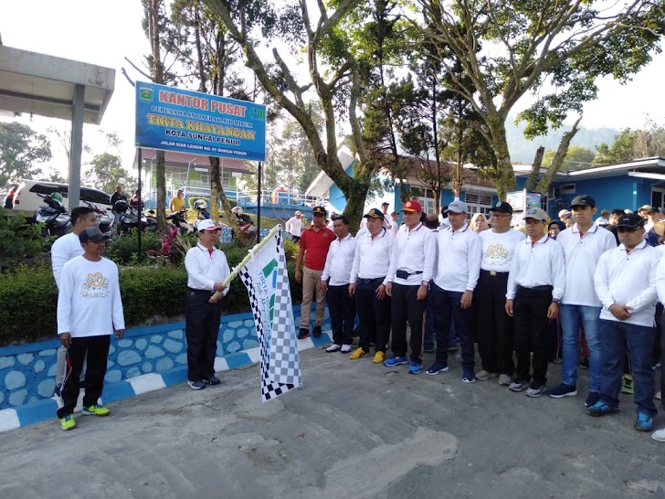 Semarak HUT ke-2, PERUMDA Tirta Khayangan Laksanakan Jalan Santai