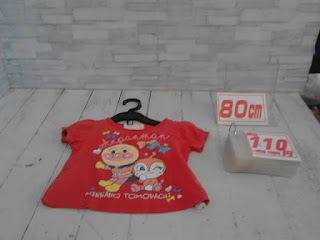 中古品　子供服　８０㎝　アンパンマンプリント×レッド　半袖Tシャツ　１１０円