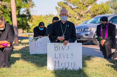Hình do giáo phận Công giáo El Paso, TX cung cấp cảnh giám mục Mark Seitz (chính giữa) với những người khác và cầm tấm bảng Black Lives Matterquỳ