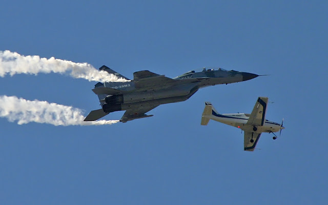 Su-27 smokey vapor trail