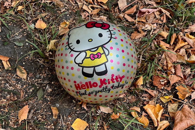 улица Алексея Свиридова, дворы, мяч «Hello Kitty / I feel so pretty today!»