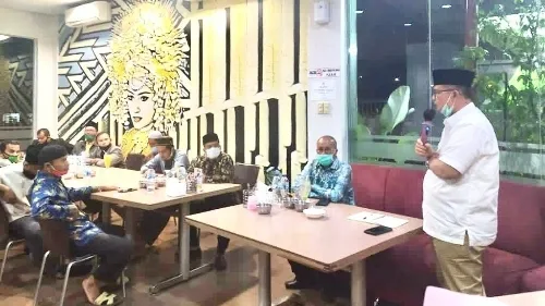 Calon Gubernur Sumbar Nasrul Abit bersilaturahmi dengan sejumlah mubalig muda asal Pessel yang berdomisli di Padang, Selasa (3/11).