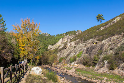 Piscina natural entorno Cueva Chiquita, Cañamero, Cáceres.