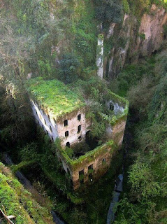 Kilang yang telah ditinggalkan. Sorrento, Italy