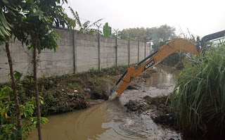 Satgas citarum Harum Sektor 4 Sub 2 dipimpin Serma Bubun Melaksanakan Pengawasan Pengangkatan Sedimentasi di Sungai Cidawolong RT 02/RW 05.Desa Biru.Kec Majalaya.