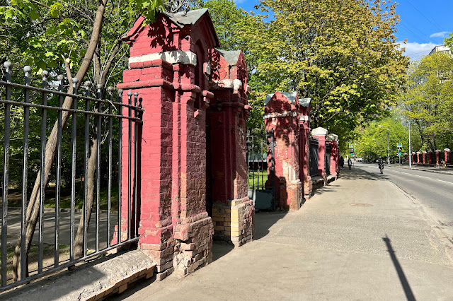 Новоалексеевская улица, кованая ограда с воротами