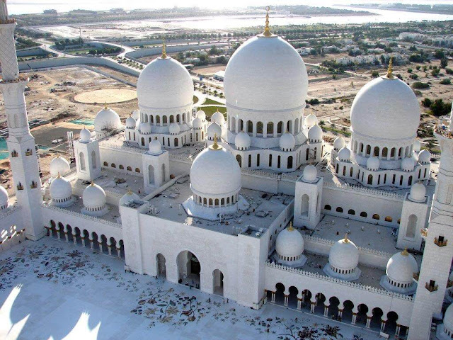 Sheikh Zayed là nhà thờ Hồi giáo lớn thứ 3 trên toàn thế giới. Toàn bộ công trình có quy mô 22.412 m2, tương đương diện tích 4 sân bóng đá chuyên nghiệp. Công trình tôn giáo này được khởi công xây dựng năm 1996, nhưng phải mất 12 năm sau mới hoàn thành. Tổng số tiền đầu tư xây dựng được công bố gần 545 triệu USD. 