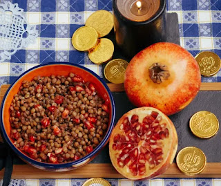 Ricetta della tradizione di Capodanno, le lenticchie in umido addolcite con delicati chicchi di melograno,portano fortuna e soldi
